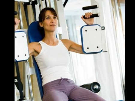 ejercicios-para-disminuir-gorditos-axilas-2