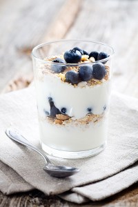 Yogur desnatado con arrándanos, nueces y canela