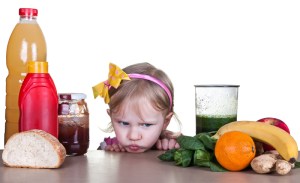 Enseñar a los niños tener una realción saludable con la comida es clave para mantener el sobrepeso a ralla como mayores