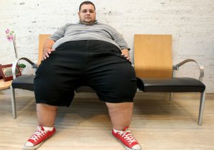 El considerado como hombre más obeso de España, Gustavo Adolfo Orozco Moreno, de 31 años, en 2010 en la clínica en Barcelona antes de someterse a una intervención de "by-pass" gástrico con el fin de reducir su peso de 260 kilos. EFE/ Andreu Dalmau.