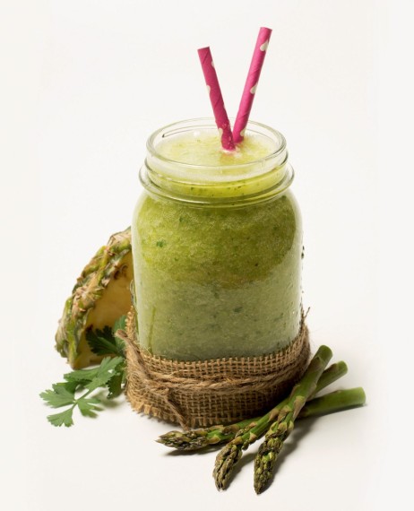 Depurator Ingredientes: 1 rama de apio, 1 taza ½ de agua mineral, 1 cucharada de perejil, 4 rodajas de piña natural en su jugo, 8 espárragos trigueros.