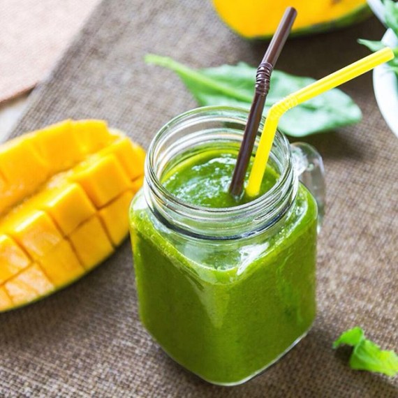 Un manojo de kale o col rizada y sin tallos, medio plátano, medio mango pelado y sin hueso, 200 ml de agua de coco y una cucharadita de espirulina. Foto: @dietox